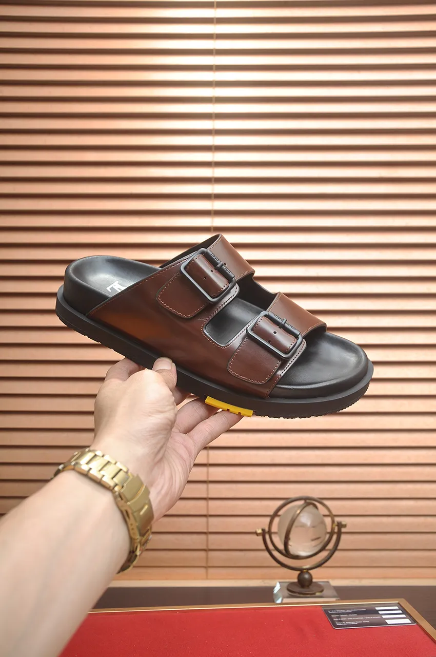 Men's shoes 💰400💶 [Louis Vuitton LV slippers] (high-end cowhide) counter 1:1 fashion style, a must-have for summer! The designer used LV’s iconic outsole. The original simple slippers instantly become fashionable! The upper is made of flexible special cowhide leather straps alternately, and the workmanship is exquisite! A must-have for stylish men in summer, size 38-45 (45 customized)